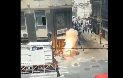 Pánico en el microcentro: llamaradas en la puerta de un banco