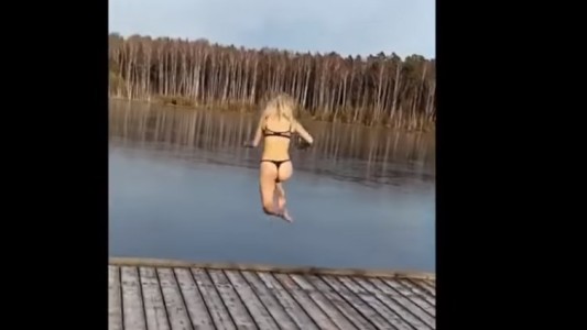 La sensual joven rusa que se tiró de "bomba" sin saber que el lago estaba congelado