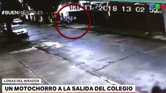Motochorro ataca a alumnos que salen de un colegio