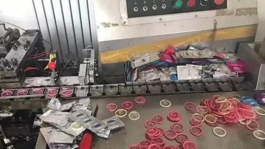 Cayó una banda que reciclaba preservativos para venderlos