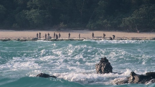 Turista estadounidense se metió a una isla prohibida y aborígenes lo mataron a flechazos