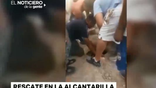 Video: así rescataron a una nena que había caído a una profunda alcantarilla