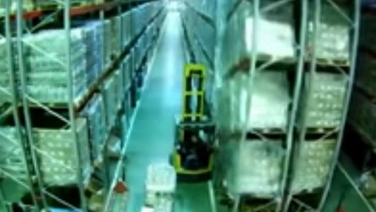 Viral dramático: un pequeño error de un chofer de montacargas generó un derrumbe en cadena