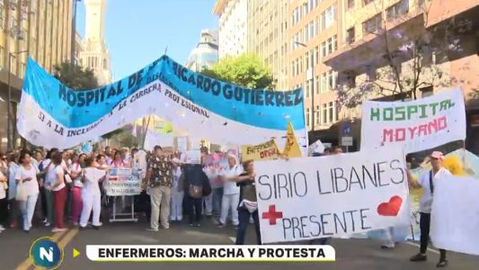 Los enfermeros marchan para ser reconocidos como "profesionales de la salud"