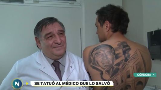 El hombre que se tatuó al médico que le salvó la vida