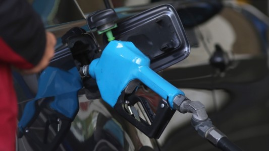 Por la fuerta baja del valor del petróleo, el Gobierno quiere que disminuya 10% el precio de la nafta
