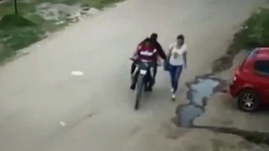Video: así le robó a una mujer y ya fue liberado porque tiene 16 años