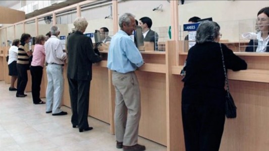 Aumento de casi 8% en jubilaciones y asignaciones familiares en diciembre: pérdida anual de 20%