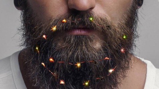La extraña moda de Navidad de llevar luces en la barba