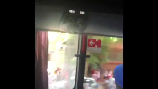 VIDEO: los piedrazos a los jugadores de Boca, desde adentro el micro