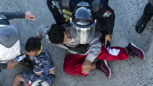 Migrantes cruzaron el muro y se lanzaron a Estados Unidos: 42 detenidos