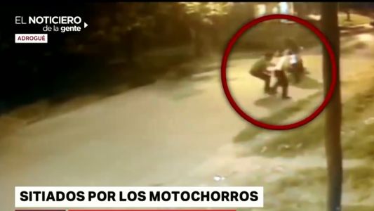 Vive a dos cuadras de su trabajo y en el camino la asaltaron motochorros