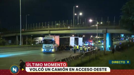 Un camión que transportaba sulfato de sodio volcó en Acceso Oeste