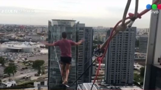 Cruzó Puerto Madero sobre la cuerda floja