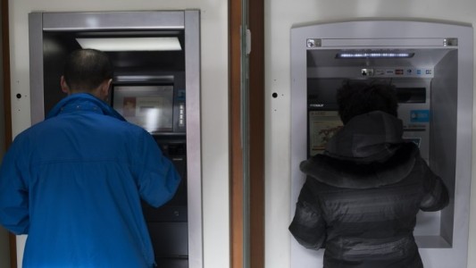 Cajero entregó dinero de más por error y el banco regaló la diferencia a los clientes