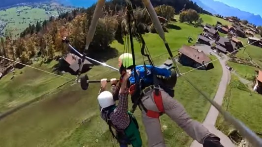 Viral escalofriante: el agónico vuelo de un youtuber en ala delta sin arnés