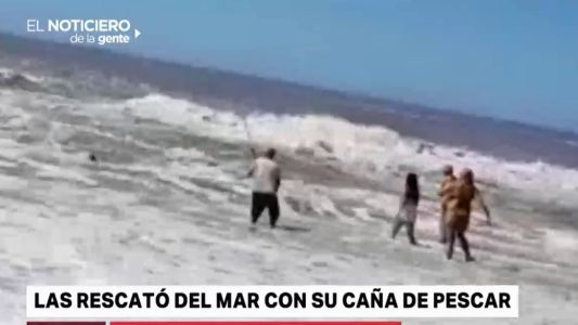 Video: "pescó" a una nena en el mar y le salvó la vida