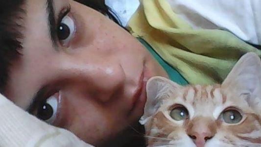 Viajaba de mochilera con su novio por Brasil y está grave: él la prendió fuego mientras dormía