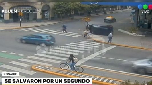 Video: una madre y sus hijos se salvaron por un segundo de ser atropellados