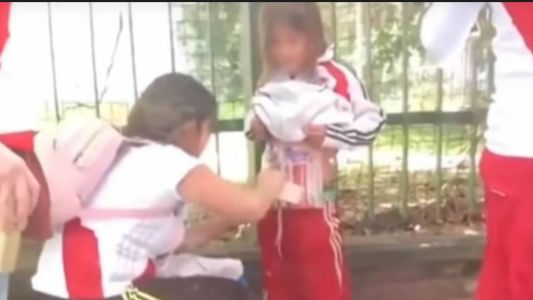 La madre que puso bengalas a su hijo denunció presiones de la fiscal para acordar la condena