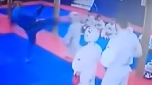 Viral que indigna: instructor de artes marciales pateó en la cabeza a un alumno de 9 años