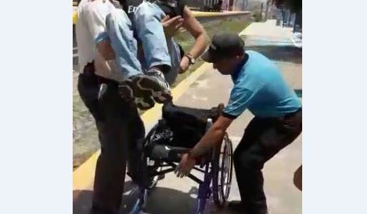 Video: empleados del Tren Roca ayudan a joven en silla de ruedas a cruzar de andén