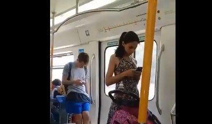 Violenta discusión entre dos pasajeras en el tren: "Dejá el celular y atendé a tu hijo"