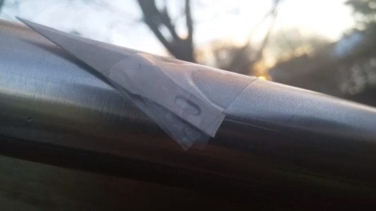 Alarma en Inglaterra: aparecieron hojas de afeitar en toboganes y hamacas de plazas