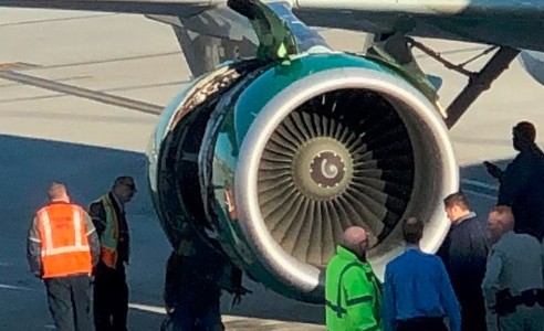 Pánico en el aire: pasajeros filmaron como se rompía uno de los motores del avión