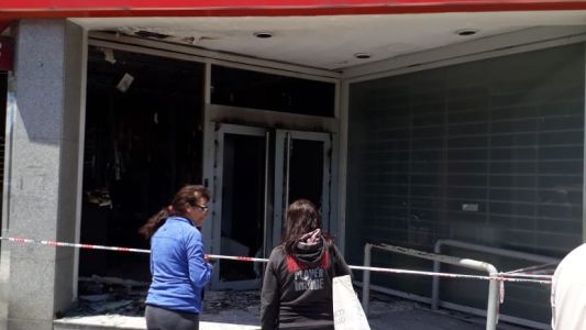 Un incendio intencional dejó destruido un banco en Flores
