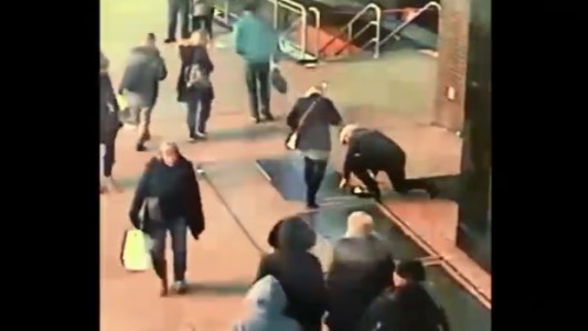 Final feliz para la pareja que perdió el anillo de compromiso en una alcantarilla