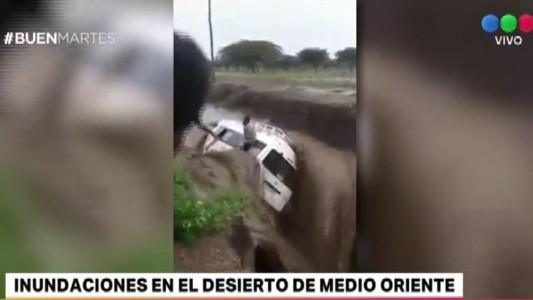Video: dramático rescate de los pasajeros de una combi