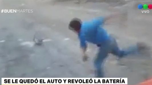 Video: se le quedó el auto y revoleó la batería