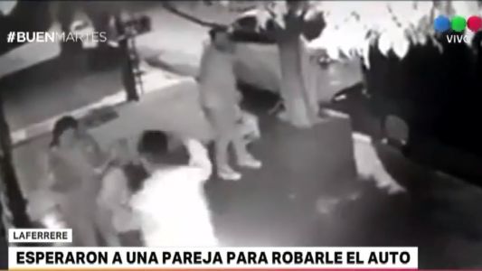 Video: esperaron a una pareja para robarle