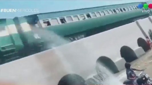 Video: Un motociclista salpica con agua de un charco a los pasajeros de un tren