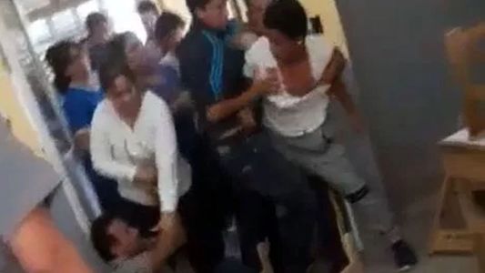 El profesor lo mando a marzo y le respondió con una patada en la cara