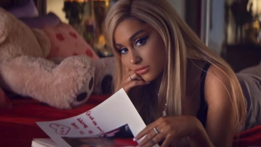 Ariana Grande rompe todo en YouTube con su último video "Thank you, next"