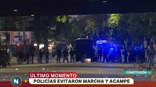 Tensión: la policía bloquea el paso de piqueteros en Constitución