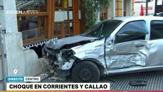 Un auto se incrustó en un bar en Corrientes y Callao