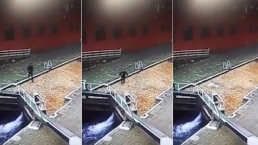 Salió de un bar y cayó a un canal por distraerse con el celular