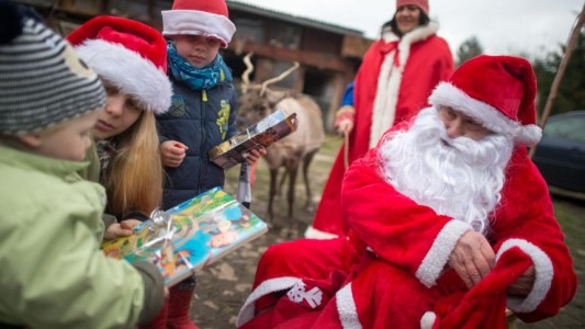 Golpe a la ilusión: maestra de primer grado contó que Papá Noel no existe y la despidieron
