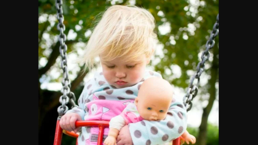 Un padre le sacó una tierna foto a su hija, sin saber que estaba capturando uno de los síntomas de su leucemia