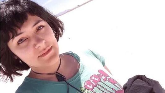 Cayó de su bicicleta tras esquivar un auto y murió atropellada por un camión