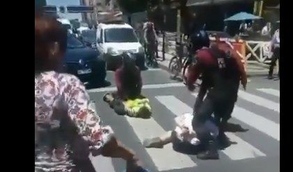 La polémica reacción de un peatón mientras filmaba como detenían a dos motochorros en el centro porteño