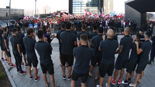 Video: los jugadores de River salieron a saludar a los hinchas que esperaban en la puerta del hotel