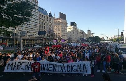 Movimientos sociales marchan para reclamo de viviendas