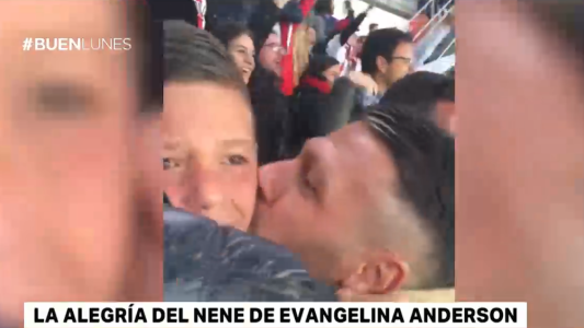 Mini hincha eufórico: la alegría del hijo de Evangelina Anderson