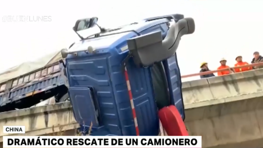 Dramático rescate a un camionero: quedó colgando de un puente