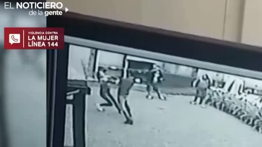 Le pegó a su novia, a su amiga y a su amigo: está libre