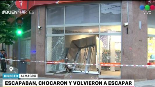 Robaron, huían y chocaron: se incrustaron en un banco